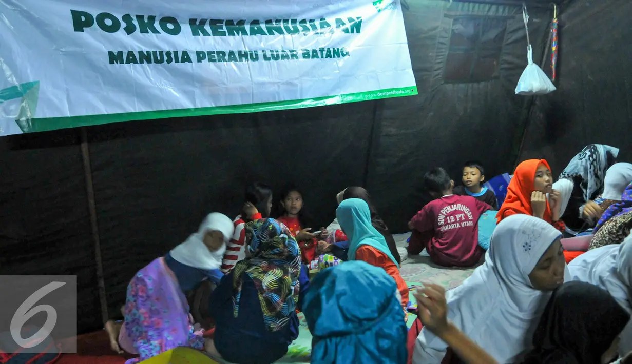 Sejumlah anak beraktivitas di tenda kemanusiaan yang didirikan oleh Dompet Dhuafa, Jakarta, Jumat (29/4/2016). Sebagian warga memilih bertahan di perahu atau tenda pengungsian. (Liputan6.com/Yoppy Renato)