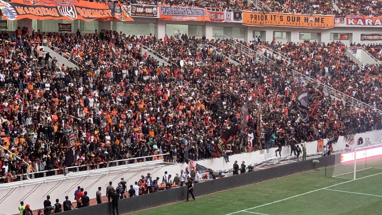 Pembatas tribun Jakarta International Stadium (JIS) jebol