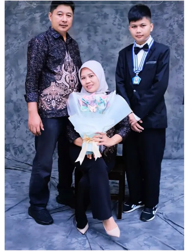 Jarang Tersorot, 6 Potret Suami Sus Rini Hadiri Kelulusan Anak Ini Curi Perhatian