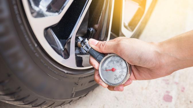Berikan tekanan ban yang ditentukan.  Ban adalah satu-satunya bagian mobil yang menyentuh permukaan jalan.  Tekanan ban standar memberikan cengkeraman dan gesekan yang optimal untuk kinerja dan penghematan bahan bakar.  Spesifikasi tekanan ban bisa dilihat di pintu pengemudi.  (Sumber: caranddriver.com)
