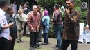 Wakil presiden Indonesia keenam, Try Sutrisno melayat ke kediaman Probosutedjo di Jakarta, Senin (26/3). Probosutedjo  merupakan pendiri Himpunan Pengusaha Pribumi Indonesia (Hippi). (Liputan6.com/Arya Manggala)