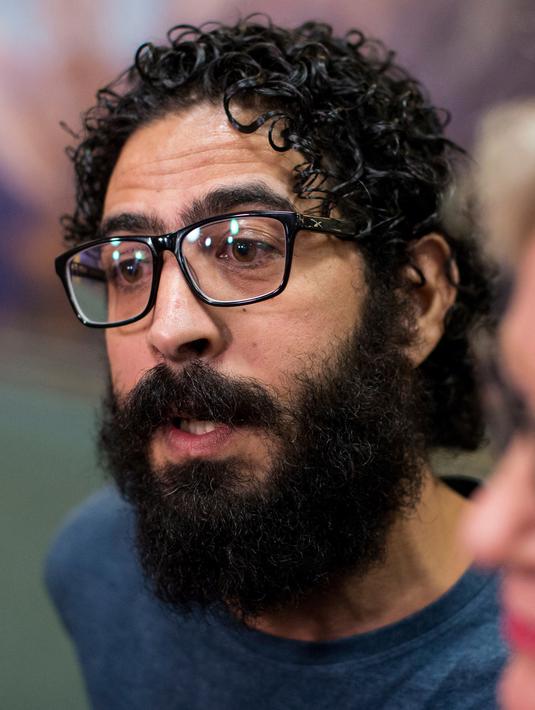 Pria Suriah, Hassan al-Kontar berbicara kepada media setibanya di sebuah bandara di Vancouver, Senin (26/11). Kontar yang sebelumnya terdampar 7 bulan di Bandara Kuala Lumpur mendapat suaka dari pemerintah Kanada. (Ben Nelms/The Canadian Press via AP)