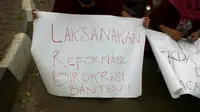 Demo mahasiswa Banten menuntut reformasi birokrasi. (Liputan6.com/Yandhi Deslatama)