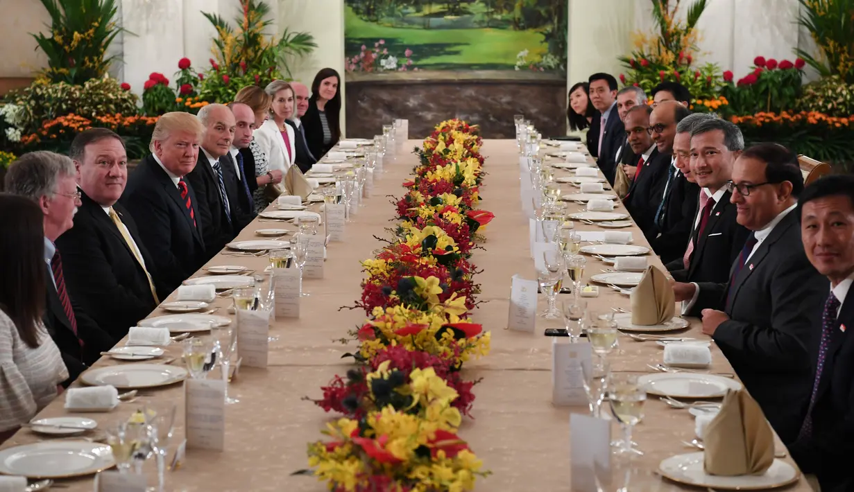 Suasana saat Presiden AS Donald Trump (empat kiri) menerima jamuan makan siang PM Singapura Lee Hsien Loong (empat kanan) di Istana Negara Singapura, Senin (11/6). Trump akan bertemu dengan Pemimpin Korea Utara Kim Jong-un di Singapura. (SAUL LOEB/AFP)