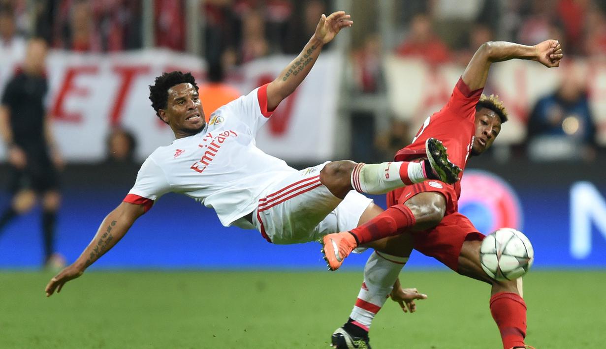 Pemain Bayern Munchen, Kingsley Coman (kanan), berebut bola dengan pemain Benfica, Eliseu, pada leg pertama babak perempat final Liga Champions, di Allianz Arena, Munchen, Rabu (6/4/2016) dini hari WIB. (AFP/Christof Stache)