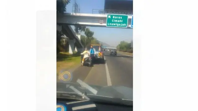 Kumpulan Potret Aksi Ibu-Ibu di Jalan Raya Naik Motor yang Bikin Geleng-Geleng Kepala (ist)