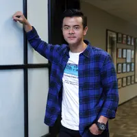 Berbagai cara orang menyambut pagi sebelum memulai aktifitasnya. Salah satunya Dion Wiyoko yang mempunyai ritual unik. (Nurwahyunan/Bintang.com)