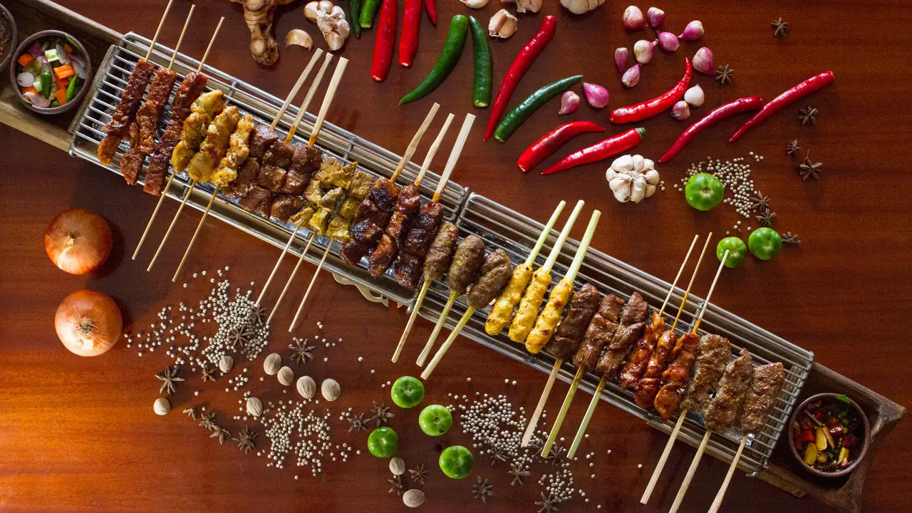 Menikmati Sate Satu Meter, Gambarkan Kekayaan Kuliner Indonesia