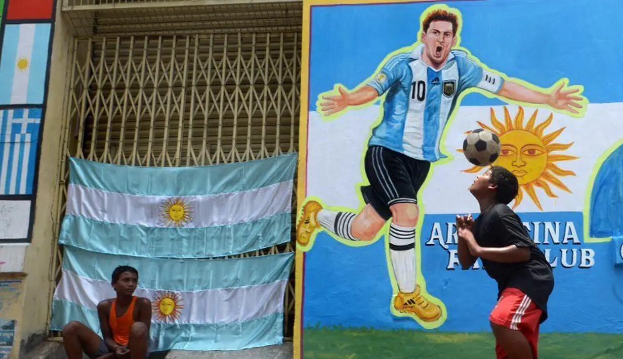 Mural Lionel Messi terdapat juga di dinding bangunan di Kalkuta, India. (AFP Photo/Dibyangshu Sarkar)