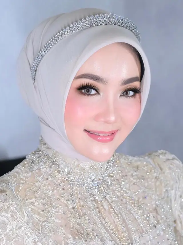 Makeup Atalia Praratya saat jadi muse. [@polar_photograph]