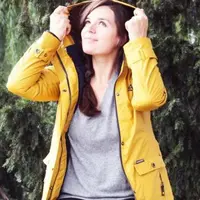 Ilustrasi pakaian saat musim hujan. (via: istimewa)