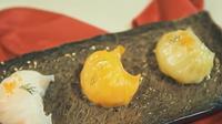 Seperti ini keseruan Chef Yuda Bustara mencicipi beragam menu kuliner unik di Macau. (Foto: Kokiku Tv)