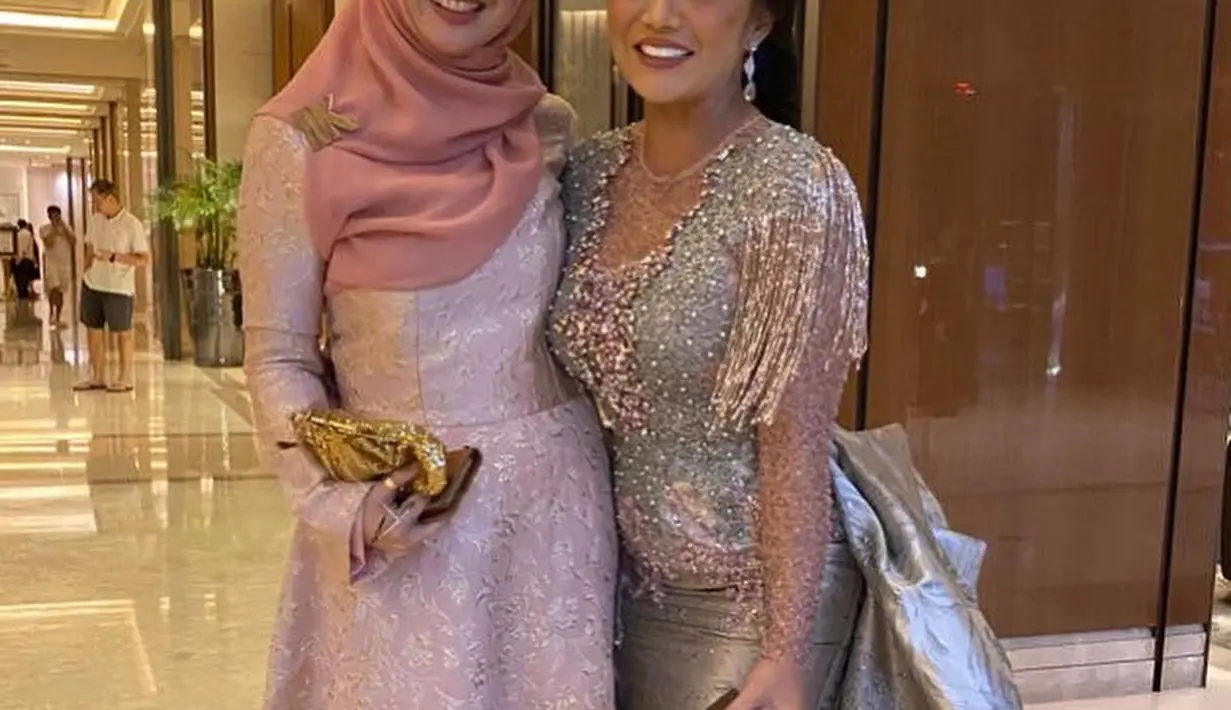 Detail dress Krisdayanti juga memiliki train yang menjuntai dari bagian pinggang belakangnya. [Foto: Instagram/ingrid_kansil]