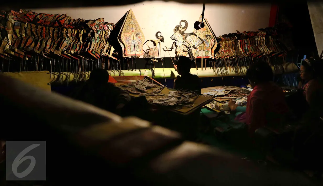 Salah satu personel sanggar seni tradisional Gong Si Bolong (Pusaka Jaya) berperan dalam Pentas pewayangan di sebuah acara pernikahan di kawasan Depok, 15 Januari 2017. (Liputan6.com/Helmi Afandi)