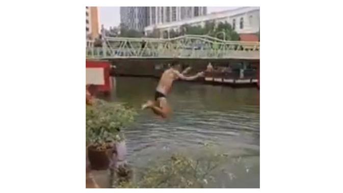 Beberapa orang turis renang di Sungai Malaka yang tercemar, aksinya viral di medsos. (Sumber: World of Buzz)