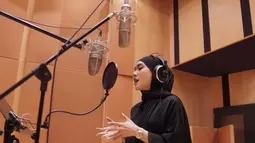 Sejumlah koleksi foto memperlihatkan Cita Citata dengan hijab hitam berada di studio rekaman untuk take vokal. “Terimakasih untuk kerja keras yang kita lakukan semalam sampai subuh. Bismillah,” tulisnya kala itu. Lebih dari 16 ribu orang mengirim tanda hati untuk unggahan ini. Sejumlah netizen mendoakannya istikamah. “Masyaallah, istikamah ya cantik. Amin,” tulis @yari****. “Semoga istikamah Mbak Cita. Proud of you,” @rhina**** menambahkan. (Foto: Dok. Instagram @cita_citata)