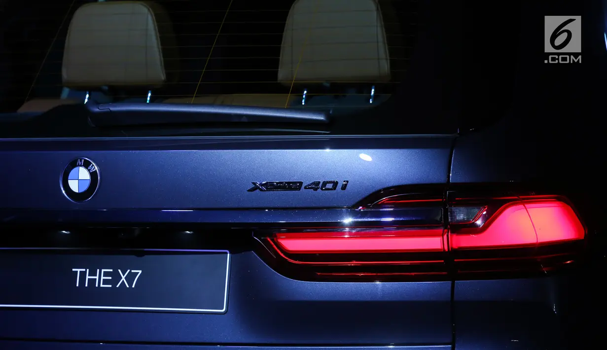 Desain lampu mobil First-Ever BMW X7 saat peluncuran di Jakarta, Senin (15/7/2019). BMW Indonesia meluncurkan varian All-New BMW X7 xDrive40i Pure Excellence dilengkapi dengan mesin 6-silinder 3.0-liter BMW TwinPower Turbo bertenaga 340 hp dan torsi hingga 450 Nm. (Liputan6.com/Fery Pradolo)