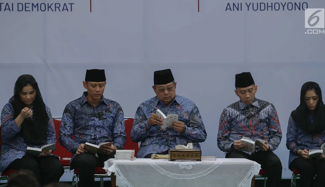 Ketua Umum Partai Demokrat Susilo Bambang Yudhoyono didampingi dua putra dan menantunya dalam acara malam kontemplasi di Pendopo Puri Cikeas, Bogor, Senin (9/9/2019). Acara untuk memperingati HUT ke-18 Partai Demokrat, hari lahir SBY dan 100 hari kepergian Ani Yudhoyono. (Liputan6.com/Faizal Fanani)