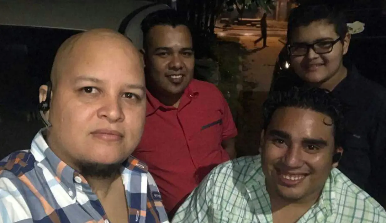 Jurnalis televisi Canal Hable Como Habla (HCH), Igor Padilla (kiri) foto bersama dengan teman-temannya sebelum tragedi penembakan di San Pedro Sula, Honduras (17/1). (AFP Photo/Ho)