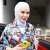 Aktris Angel Lelga turun dari kendaraannya di kediamannya di kawasan Jagakarsa, Jakarta, Rabu (6/7/2022). Dengan model hijabnya, Angel Lelga bisa berinovasi menjadi beberapa gaya yang bisa dikenakan dalam kesempatan yang berbeda. (Liputan6.com/Herman Zakharia)