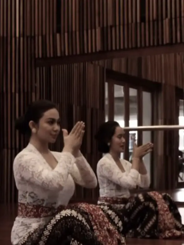 6 Potret Ariel Tatum Belajar Tari Tradisional Yogyakarta, Bak Putri Jawa