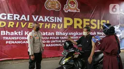 Petugas menyuntikkan vaksin COVID-19 kepada warga saat vaksinasi drive-thru di Mapolres Jakarta Selatan, Selasa (29/6/2021). Polres Metro Jakarta Selatan membuka gerai vaksin presisi dengan menyediakan layanan vaksin COVID-19 gratis kepada warga ber-KTP Jakarta Selatan. (Liputan6.com/Faizal Fanani)