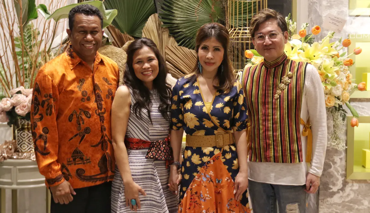 Perwakilan proyek film Mansinam (Man Is Man) Yudhi Purwanto Harjono (kanan) bersama Izaak Wondiwoy, Martha Limahelu, dan Deborah Caroline foto bersama saat acara perkenalan di Jakarta, Minggu (12/5/2019). Film akan bercerita tentang perjalanan dua orang Belgia ke Mansinam. (Liputan6.com/Johan Tallo)