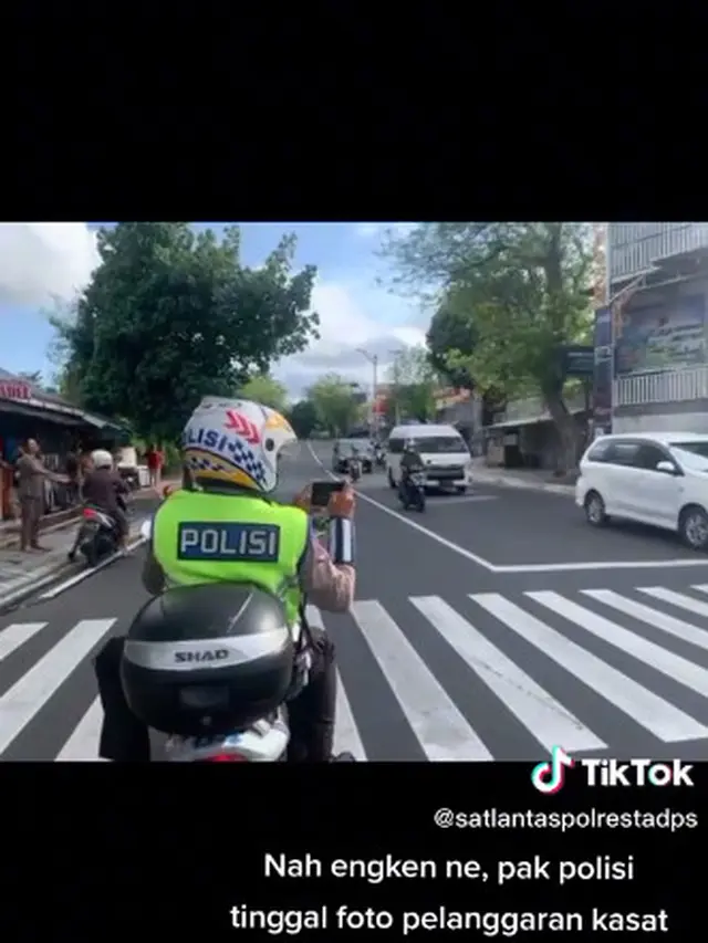 Polisi foto pelanggar (TikTok/@satlantaspolrestadps)