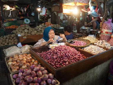 Pedagangan menunggu pembeli di Pasar Senin, Jakarta, Rabu (22/6/2022). Menteri Perdagangan Zulkifli Hasan mengklaim inflasi Indonesia menjadi yang paling rendah dibandingkan negara lain. (Liputan6.com/Angga Yuniar)