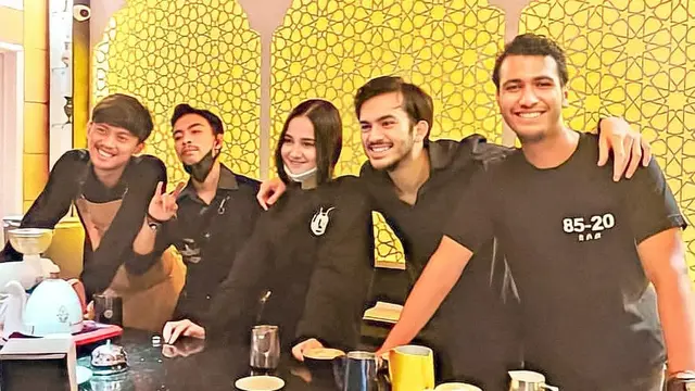 Tepis Kabar Putus, Ini 6 Momen Rizky Nazar dan Syifa Hadju Kumpul Bareng Teman