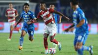 Pemain Madura United, Hugo Gomes Dos Santos Silva menggiring bola dibayangi pemain Persib Bandung pada laga leg 1 final Championship Series BRI Liga 1 2023/2024 antara Persib Bandung melawan Madura United di Stadion Si Jalak Harupat, Bandung, Minggu (26/05/2024). (Bola.com/M Iqbal Ichsan)