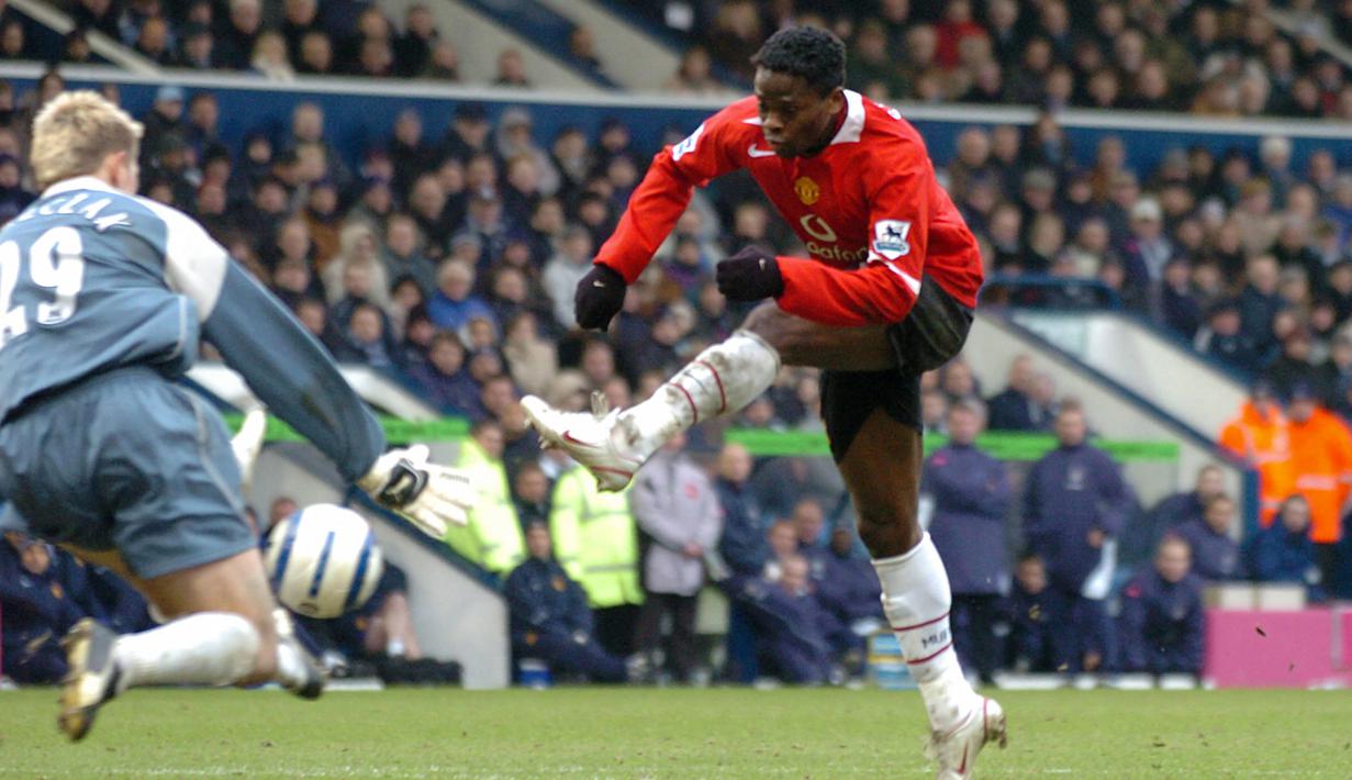 Louis Saha. Striker Prancis yang kini berusia 43 tahun dan telah pensiun pada Agustus 2013 bersama Lazio ini menjadi salah satu pemain termahal asal Prancis yang pernah didatangan Manchester United. Ia didatangkan pada tengah musim 2003/2004 dari Fulham dengan nilai transfer 17,5 juta euro atau kini setara Rp268 miliar. Bertahan hingga akhir musim 2007/2008 ia total tampil dalam 124 laga bersama MU di semua ajang dengan torehan 42 gol dan 18 assist. (AFP/Glenn Campbell)