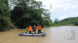 Petugas dari BNPB membantu warga menyeberangi sungai Ciberang dengan perahu karet di Lebak, Banten, Senin (16/3). Pasca robohnya jembatan gantung di atas Sungai Ciberang, warga terpaksa menyeberang mengunakan perahu karet. (Liputan6.com/Herman Zakharia)
