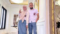 Berbeda dengan sang suami, Shireen menganggap mereka sebagai anak osis yang bertemu dengan anak rohis yang belum juga lulus. Terlepas dari candaan tersebut, pasangan yang terlibat cinlok di sinetron 'Cinta Fitri' ini tampak begitu serasi. (Liputan6.com/IG/@shireensungkar)