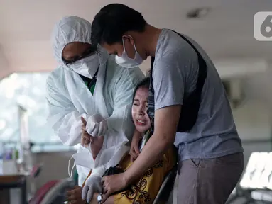 Warga menjalani rapid test antigen di Terminal Bus Antar Kota Antar Provinsi Kampung Rambutan, Jakarta, Kamis (20/5/2021). Penumpang bus yang tiba maupun akan berangkat diwajibkan menjalani pengecekan bebas COVID-19 melalui rapid test antigen atau GeNose. (Liputan6.com/Helmi Fithriansyah)