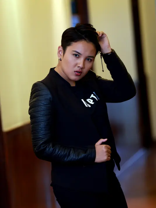 'Video klipnya menggunakan perpaduan teknologi video 360 sekaligus 3D. Ini jadi video musik pertama di dunia dengan perpaduan teknologi tersebut,' jelas Arnold perwakilan E-motion. (Wimbarsana Kewas/Bintang.com)