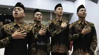 Pemain Timnas Indonesia U-16 menyanyikan lagu Indonesia Raya saat acara pelepasan Timnas U-16 ke piala AFF di Jakarta, Kamis, (6/7/2017). Piala AFF U-15 akan berlangsung 9-22 Juli di Thailand. (Bola.com/M Iqbal Ichsan)