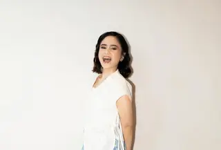 Di Ramadan 2026, Tissa Biani menunjukkan pesonanya lewat gaya yang memadukan unsur tradisional dan sentuhan modern dalam balutan kebaya serta lace outer yang lembut. [@tissabiani].