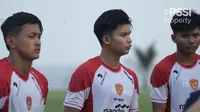 Timnas Indonesia mengikuti sesi latihan perdana sebagai bagian dari TC Piala AFF 2024 di Bali pada Kamis (28/11/2024). Kadek Arel jadi salah satu pemain yang turut hadir, usai masuk dalam daftar 33 penggawa pilihan Shin Tae-yong. (Dok. PSSI)