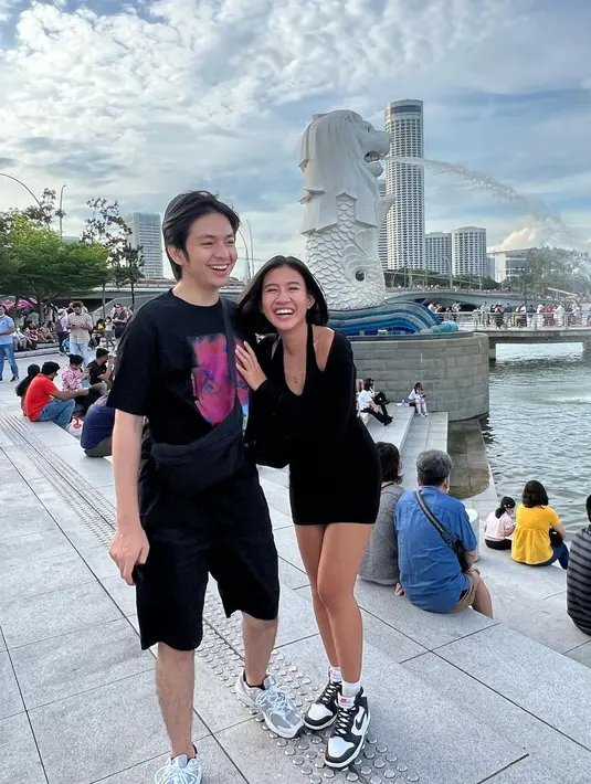 Lagi-lagi, Angga Yunanda tampil senada dengan sang kekasih. Ia memilih mengenakan t-shirt dan celana pendek hitam. Pun dengan sneakers dan shoulder bag. (instagram/shenacinnamon)