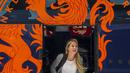 Anouk Hoogendijk turun dari bis menuju pesawat yang akan membawa tim Belanda terbang menuju Kanada. (AFP/ Valerie Kuypers)