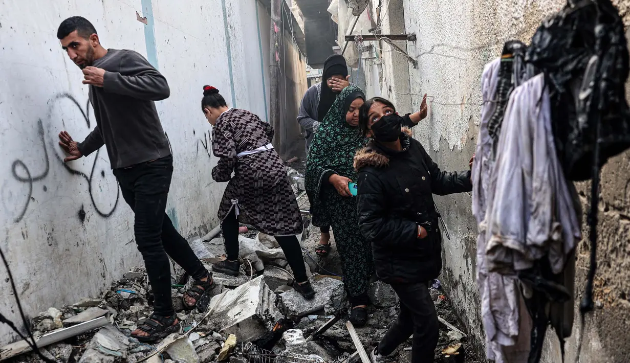 Saat ini, Kota Rafah masih menjadi sasaran ketegangan politik dan kekerasan, sementara penduduknya terus berupaya memperjuangkan hak-hak mereka di tengah konflik yang semakin memburuk. (SAID KHATIB/AFP)
