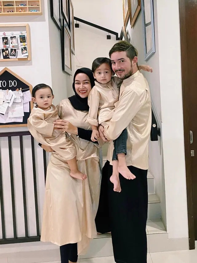 6 Potret Hangat Keluarga Donny Michael dan Aryani Fitriana, Harmonis