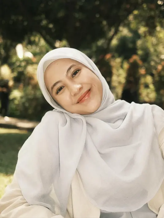 <p>&ldquo;Biasanya kan waktu awal-awal di mobil sudah buka, lama-lama mama bingung &lsquo;kok kamu betah banget sekarang pakai hijab?&rsquo;," tutupnya. (Foto: Instagram/ zaraadhsty)</p>