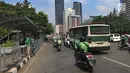 Petugas Dinas Perhubungan (Dishub) DKI Jakarta menderek bus Kopaja yang ngetem di kawasan Stasiun Sudirman, Jakarta (17/7). Razia ini digelar untuk menyambut Asian Games Agustus mendatang. (Merdeka.com/Arie Basuki)
