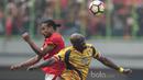 Gelandang Persija, Rohit Chan, duel udara dengan gelandang Mitra Kukar, Mohamed Sissoko, pada laga Liga 1 di Stadion Patriot, Bekasi, Minggu (14/5/2017). Kedua tim bermain imbang 1-1. (Bola.com/Vitalis Yogi Trisna)