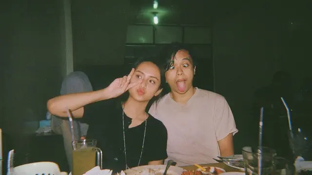 6 Editan Foto Pria Bareng TikTokers Hits Tanah Air Ini Kocak Banget