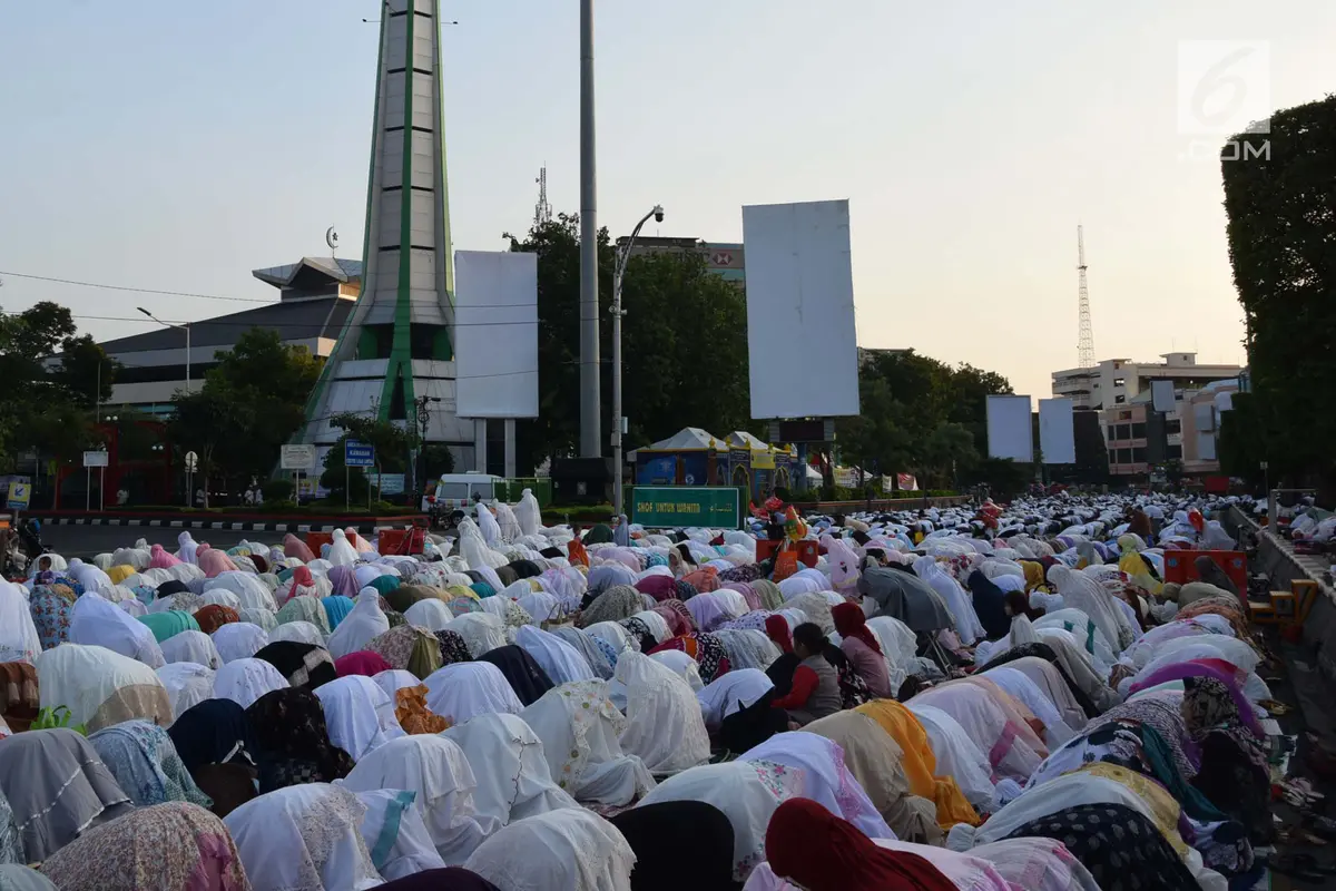Ribuan Warga Salat Idul Fitri di Simpanglima Semarang