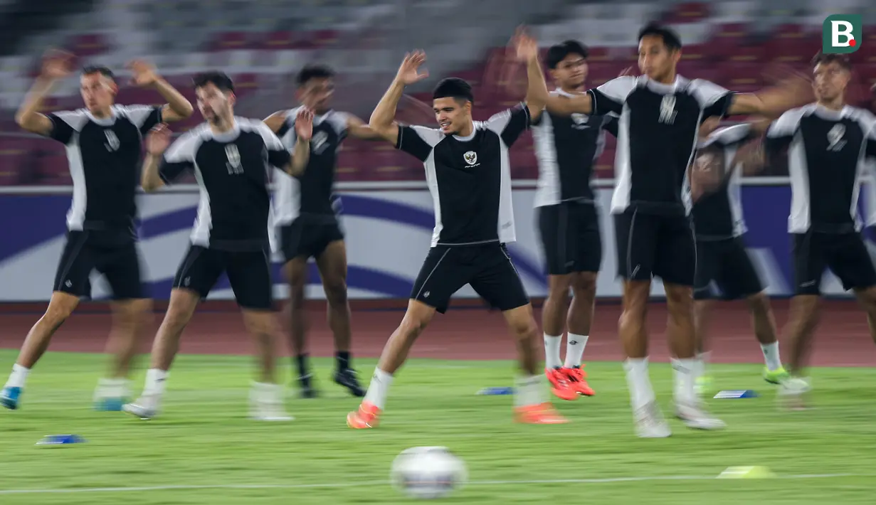 <p>Ragnar Oratmangoen (tengah) bersama pemain Timnas Indonesia melakukan official training menjelang laga lanjutan putaran ketiga Kualifikasi Piala Dunia 2026 melawan Jepang di Stadion Utama Gelora Bung Karno (SUGBK), Senayan, Jakarta, Kamis (14/11/2024). (Bola.com/Bagaskara Lazuardi)</p>