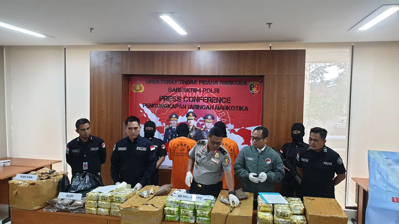 Direktorat Tindak Pidana (Dittipid) Narkoba Bareskrim Polri mengungkap upaya peredaran narkotika jenis sabu jaringan internasional Malaysia-Riau-Jakarta